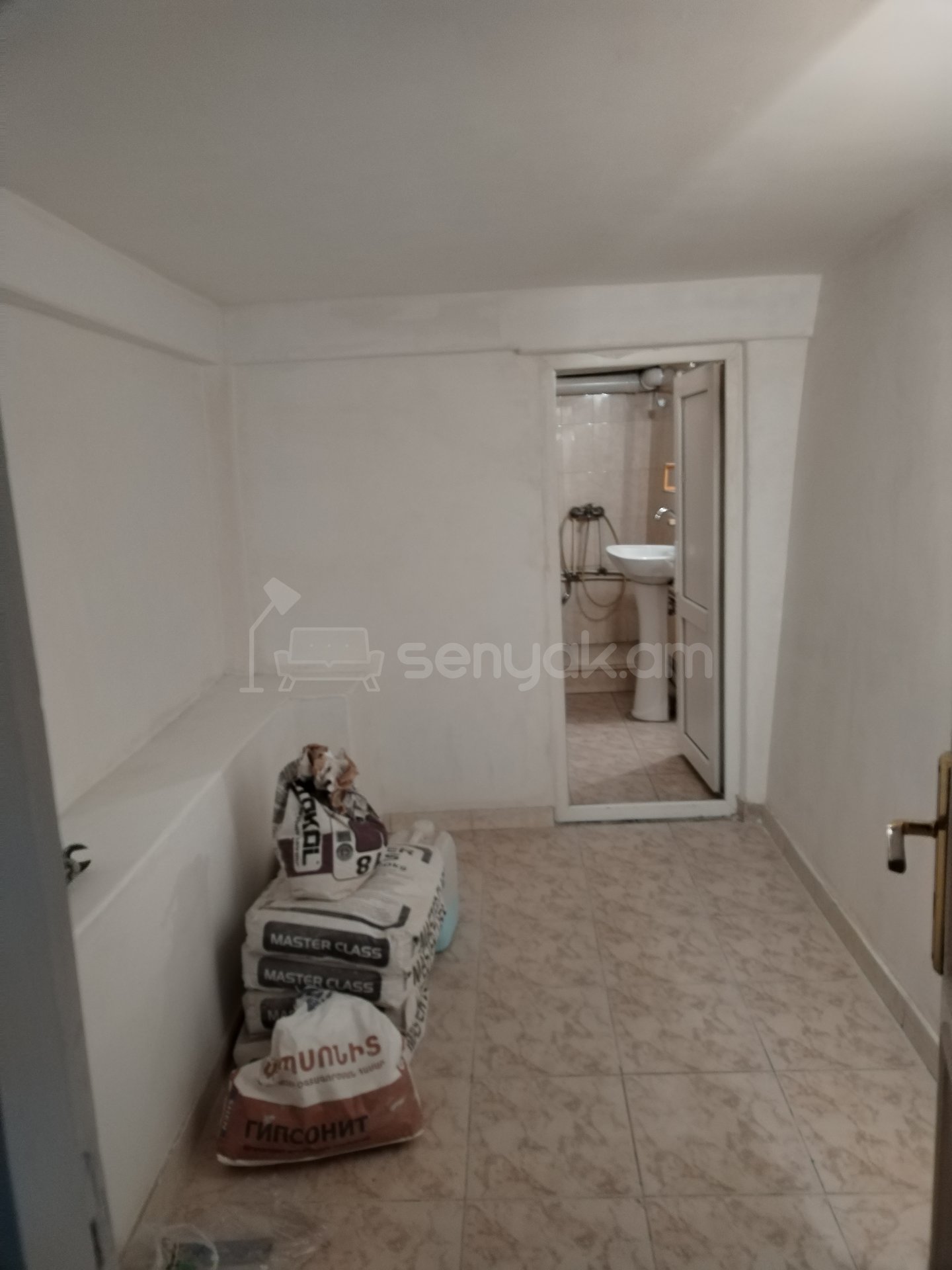 4 Սենյականոց Բնակարան Քարե Շենքում, 100քմ, 1/4 հարկ, Կապիտալ Վերանորոգված, Մասամբ Կահավորված