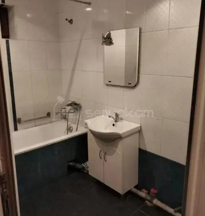 1 Սենյականոց Բնակարան Քարե Շենքում, 40քմ, 3/5 հարկ, Նորմալ Վիճակում, Կահավորված