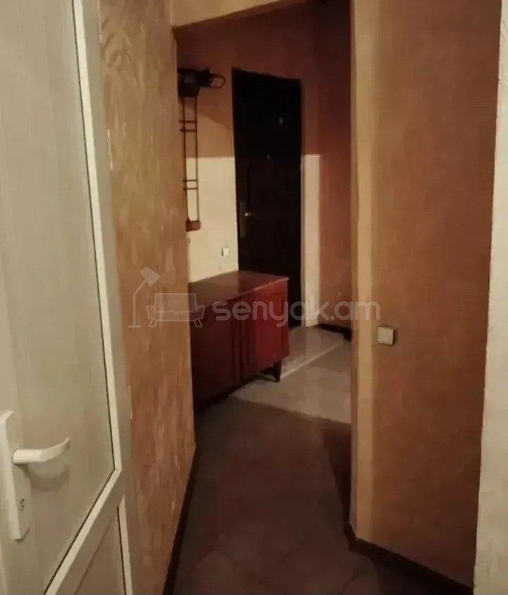 1 Սենյականոց Բնակարան Քարե Շենքում, 40քմ, 3/5 հարկ, Նորմալ Վիճակում, Կահավորված