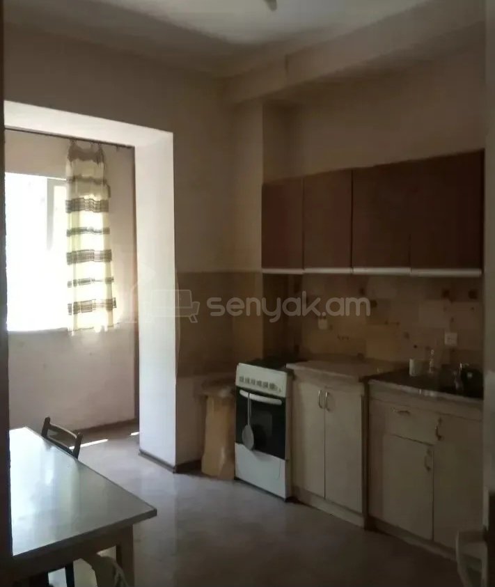 1 Սենյականոց Բնակարան Քարե Շենքում, 40քմ, 3/5 հարկ, Նորմալ Վիճակում, Կահավորված