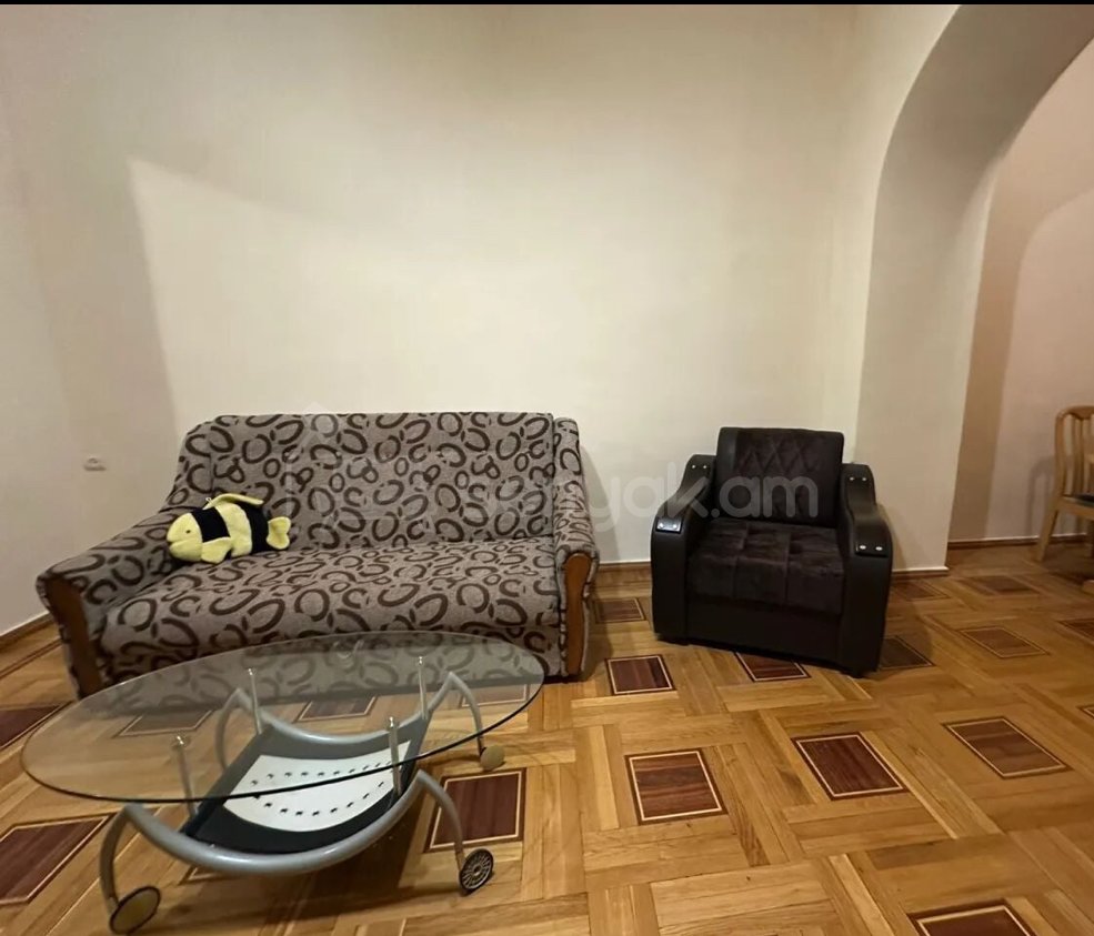 2 Սենյականոց Բնակարան Քարե Շենքում, 70քմ, 3/4 հարկ, Նորմալ Վիճակում, Կահավորված