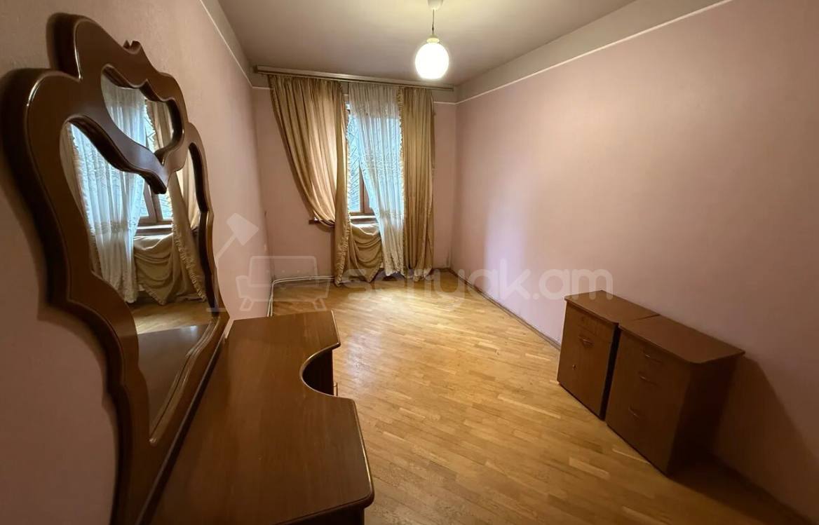 2 Սենյականոց Բնակարան Քարե Շենքում, 60քմ, 1/5 հարկ, Նորմալ Վիճակում, Կահավորված, Արևկող