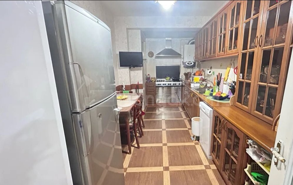 3 Սենյականոց Բնակարան Քարե Շենքում, 108քմ, 2/5 հարկ, Կապիտալ Վերանորոգված