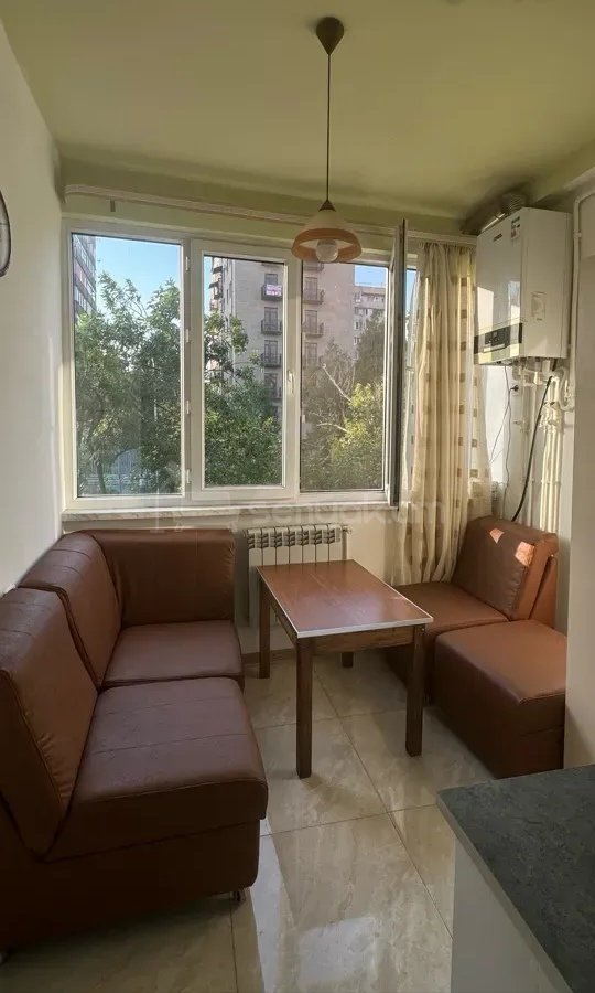 2 Սենյականոց Բնակարան Քարե Շենքում, 46քմ, 3/5 հարկ, Նորմալ Վիճակում, Կահավորված