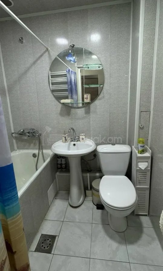 2 Սենյականոց Բնակարան Քարե Շենքում, 46քմ, 3/5 հարկ, Նորմալ Վիճակում, Կահավորված