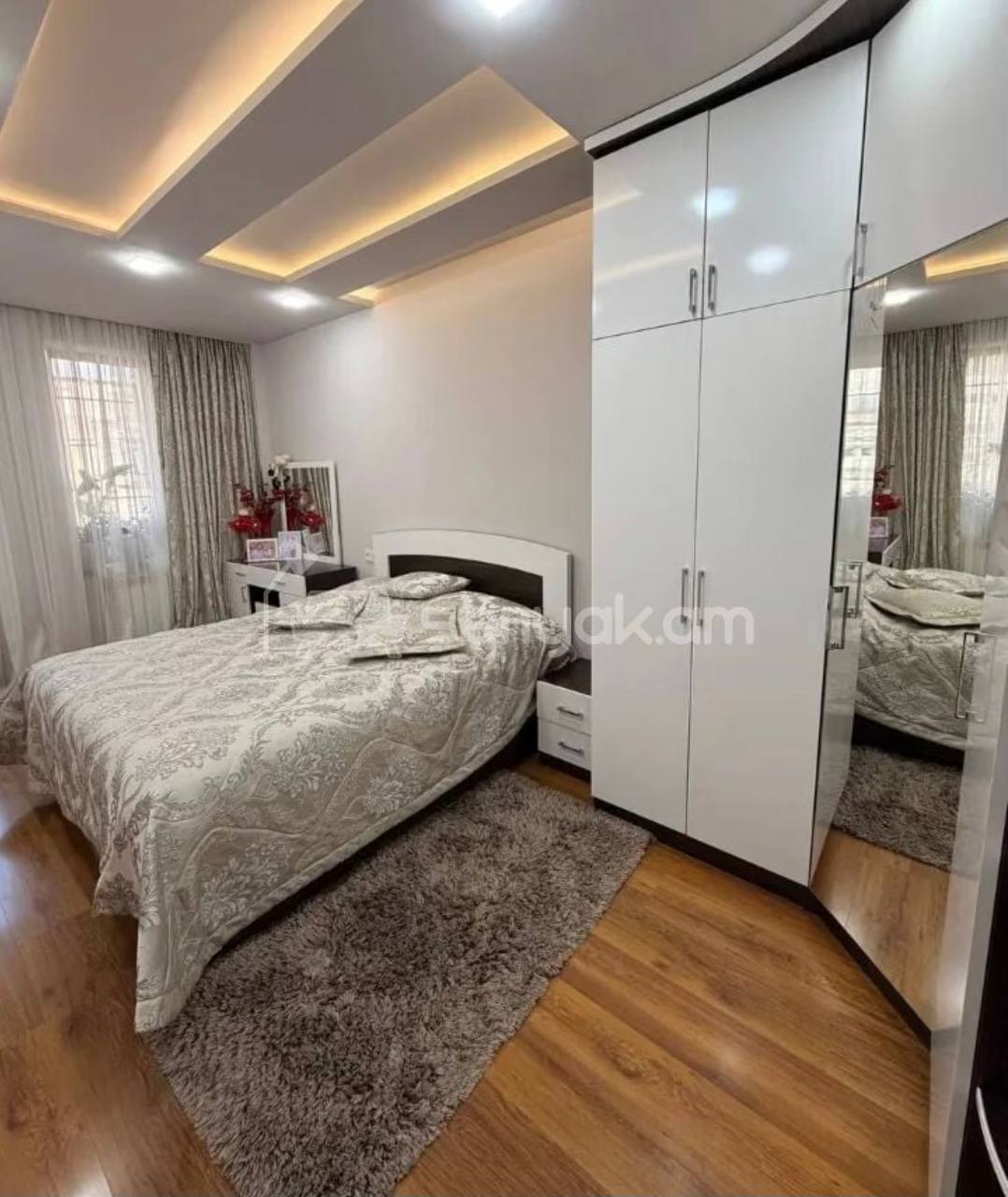 4 Սենյականոց Բնակարան Քարե Շենքում, 100քմ, 2/5 հարկ, Կապիտալ Վերանորոգված