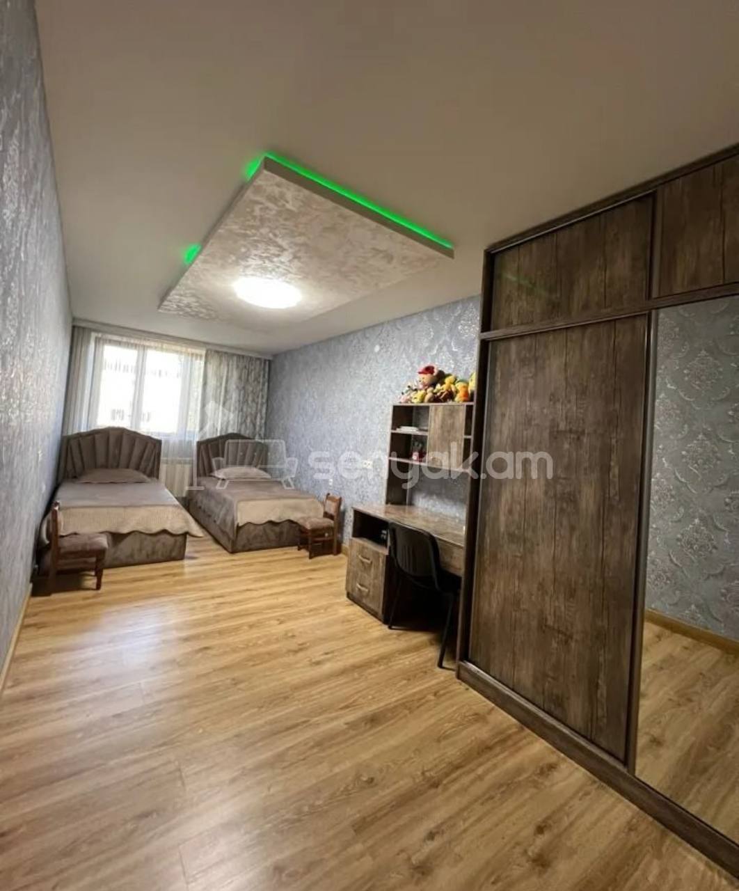 4 Սենյականոց Բնակարան Քարե Շենքում, 120քմ, 3/5 հարկ, Կապիտալ Վերանորոգված