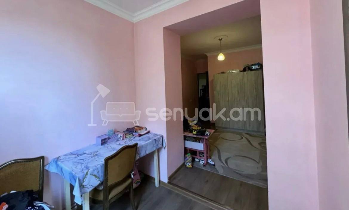 4 Սենյականոց Բնակարան Քարե Շենքում, 107քմ, 1/5 հարկ, Կապիտալ Վերանորոգված