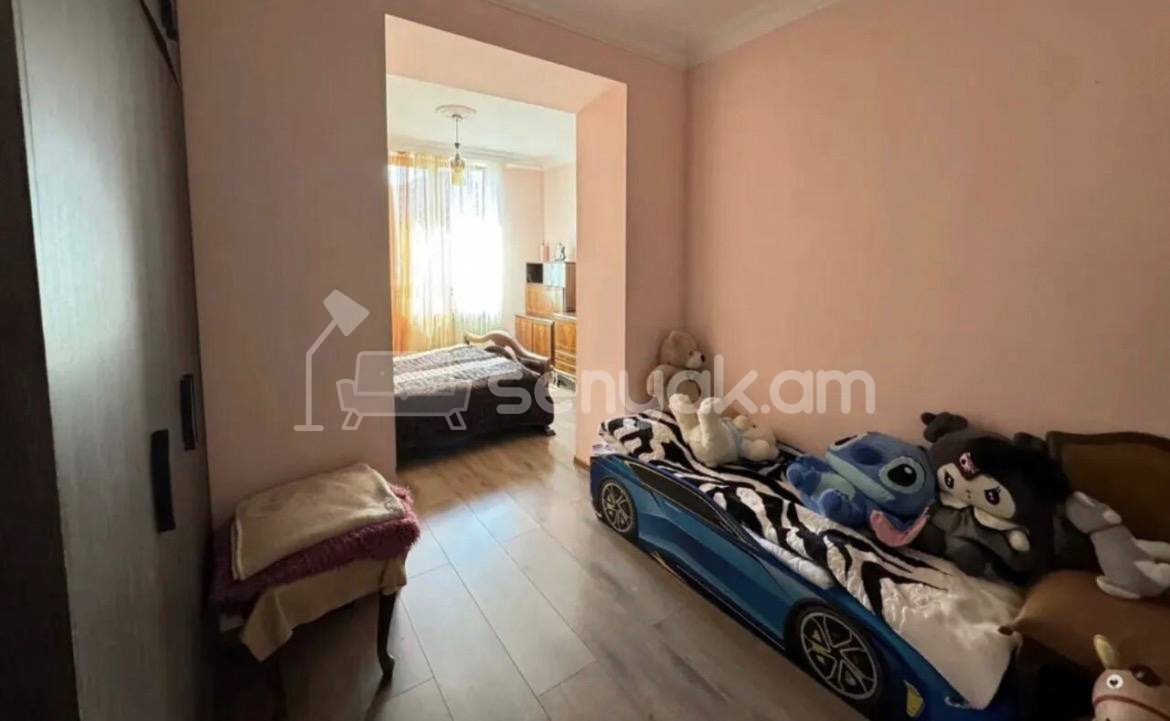 4 Սենյականոց Բնակարան Քարե Շենքում, 107քմ, 1/5 հարկ, Կապիտալ Վերանորոգված