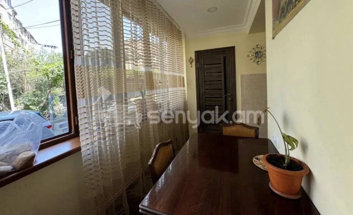 4 Սենյականոց Բնակարան Քարե Շենքում, 107քմ, 1/5 հարկ, Կապիտալ Վերանորոգված