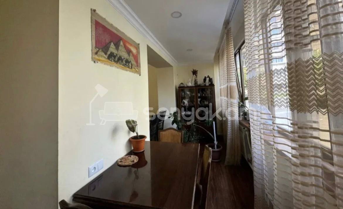 4 Սենյականոց Բնակարան Քարե Շենքում, 107քմ, 1/5 հարկ, Կապիտալ Վերանորոգված