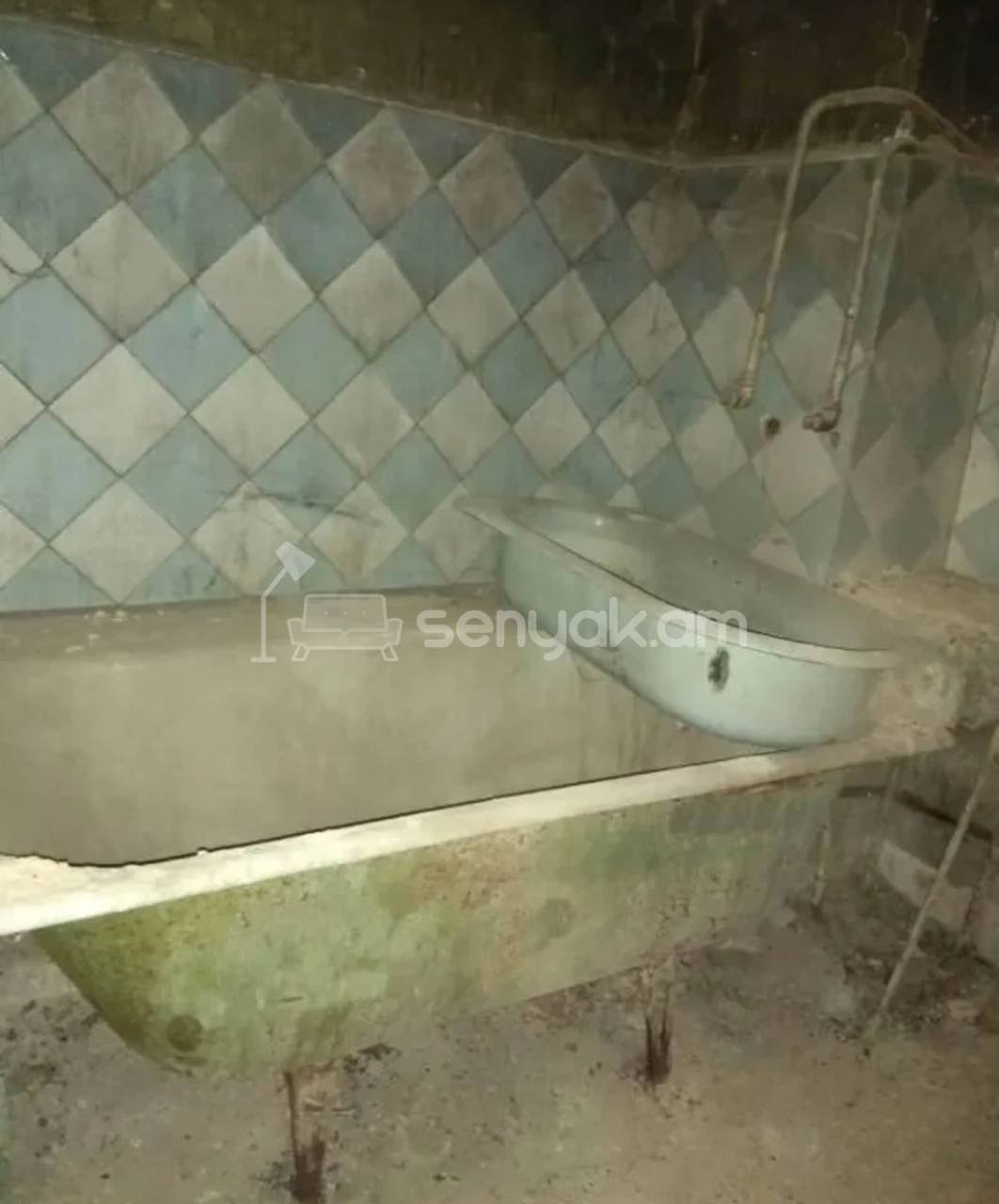 4 Սենյականոց Բնակարան Քարե Շենքում, 95քմ, 1/5 հարկ, Պետական Վիճակում