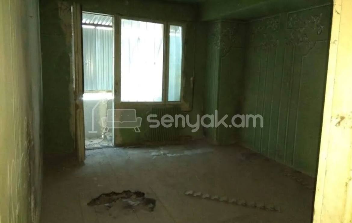 4 Սենյականոց Բնակարան Քարե Շենքում, 95քմ, 1/5 հարկ, Պետական Վիճակում