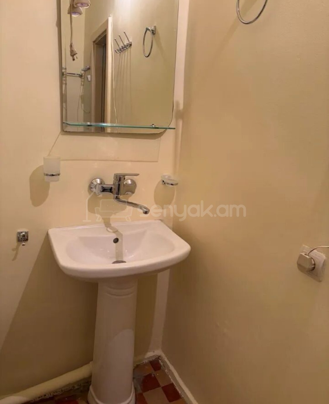 3 Սենյականոց Բնակարան Քարե Շենքում, 65քմ, 2/5 հարկ, Նորմալ Վիճակում, Կահավորված