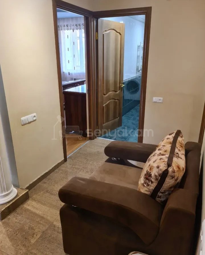 3 Սենյականոց Բնակարան Քարե Շենքում, 80քմ, 5/5 հարկ, Դիզայներական Վերանորոգված, Կահավորված