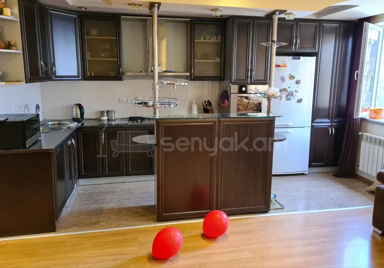 3 Սենյականոց Բնակարան Քարե Շենքում, 80քմ, 5/5 հարկ, Դիզայներական Վերանորոգված, Կահավորված