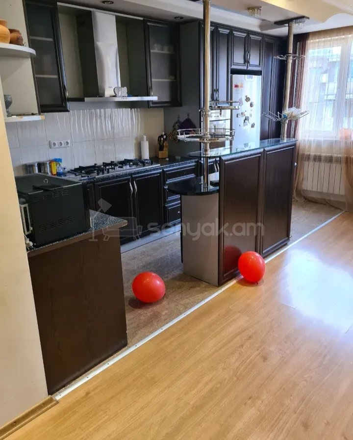 3 Սենյականոց Բնակարան Քարե Շենքում, 80քմ, 5/5 հարկ, Դիզայներական Վերանորոգված, Կահավորված