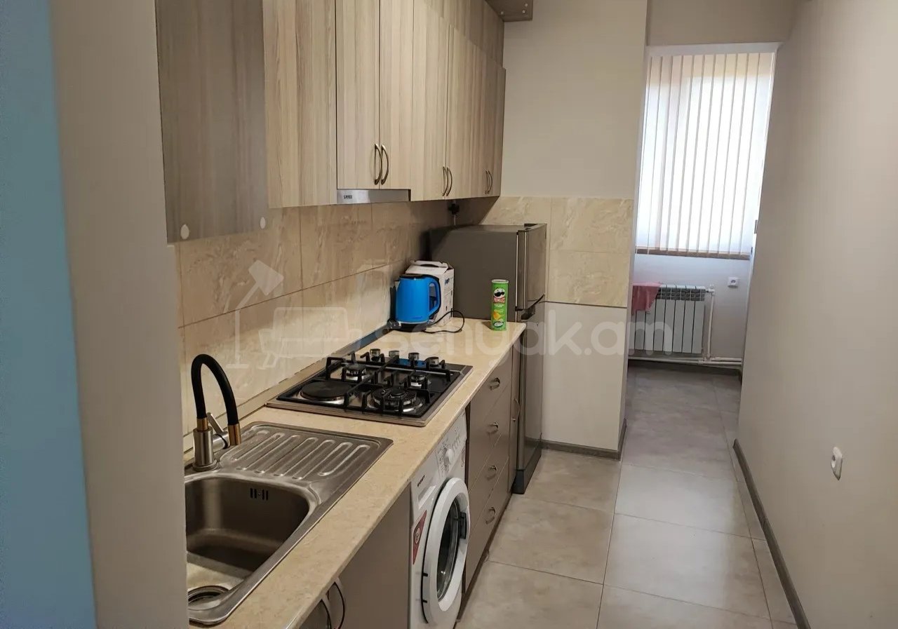 2 Սենյականոց Բնակարան Քարե Շենքում, 50քմ, 3/5 հարկ, Նորմալ Վիճակում, Կահավորված