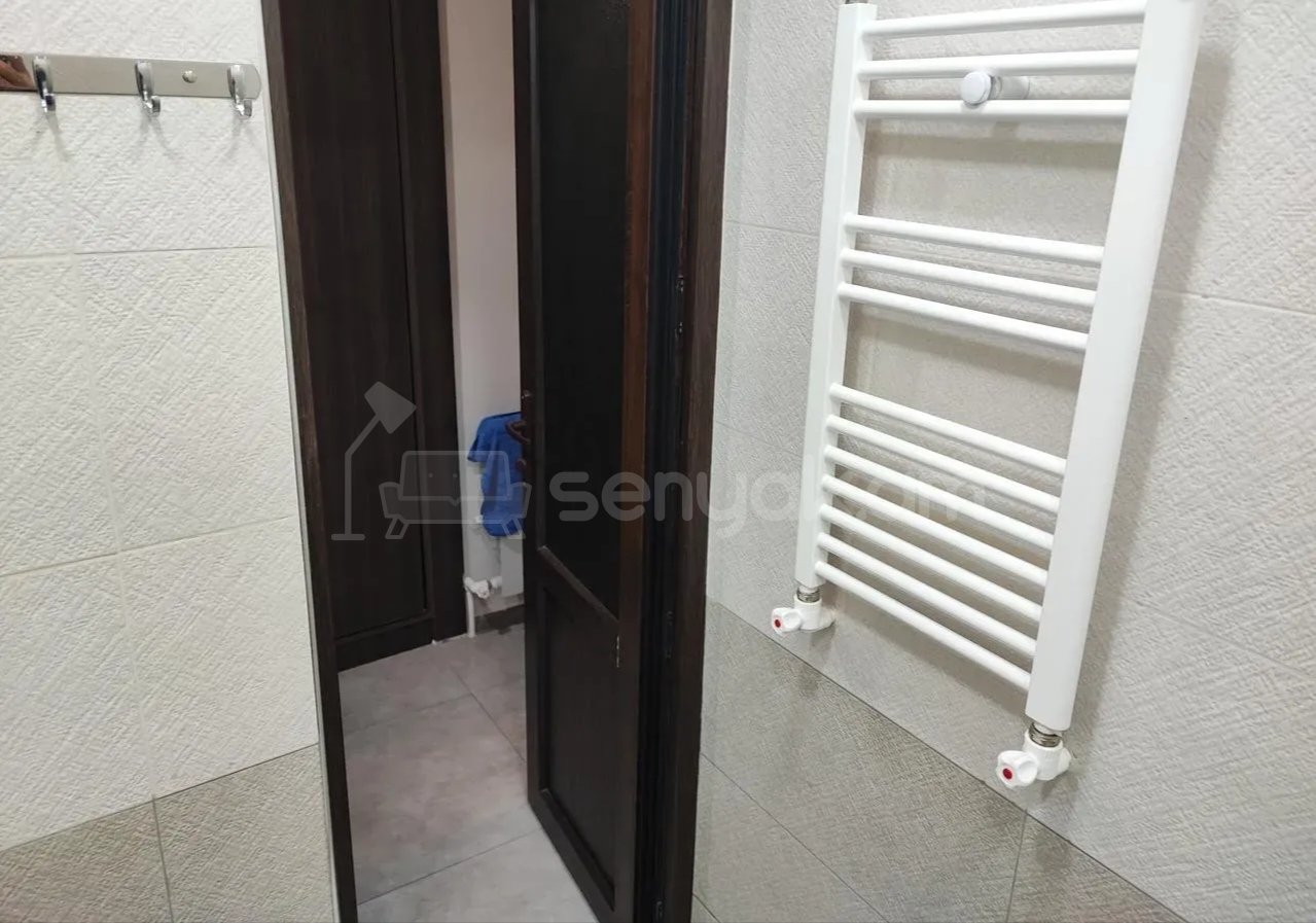 2 Սենյականոց Բնակարան Քարե Շենքում, 50քմ, 3/5 հարկ, Նորմալ Վիճակում, Կահավորված