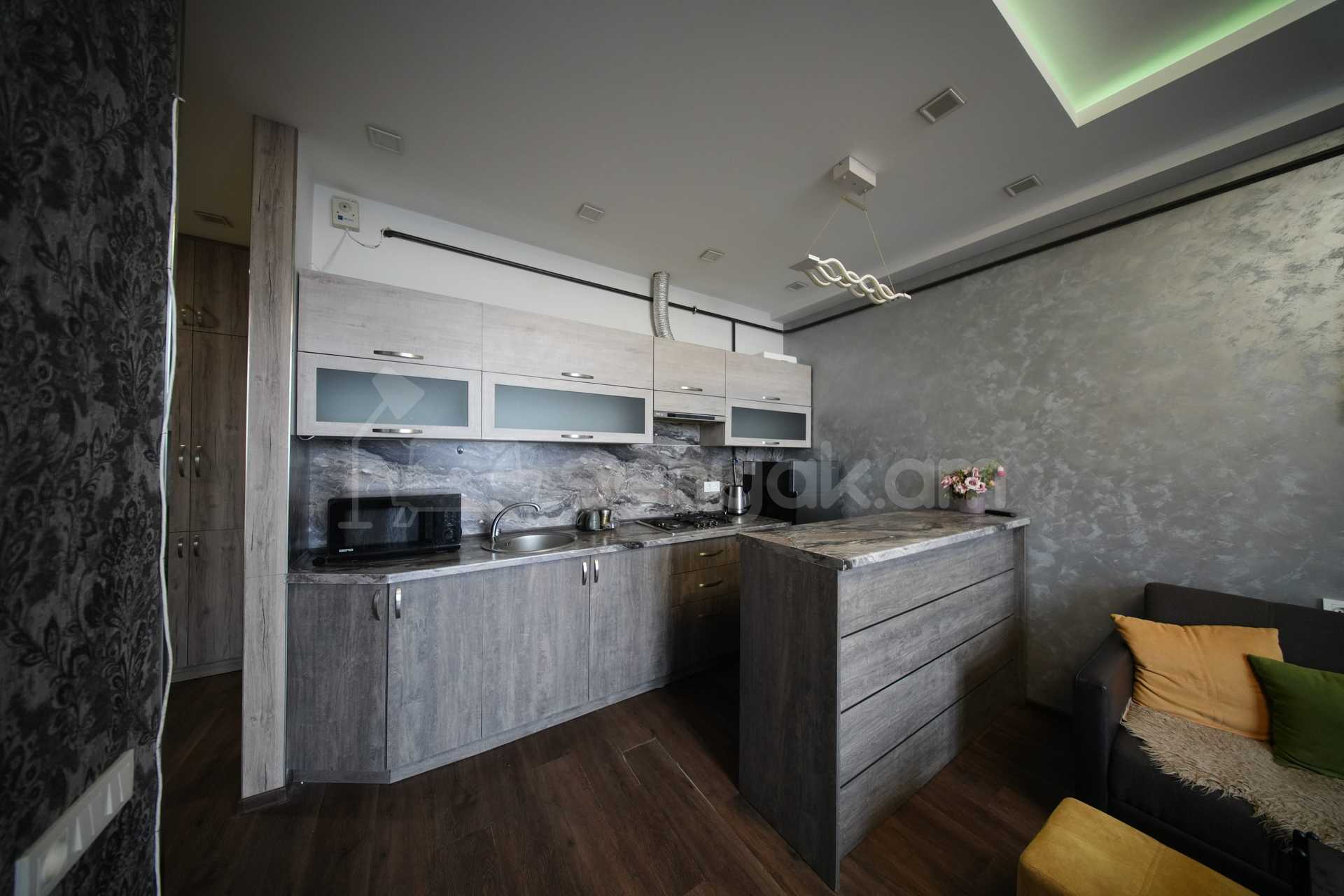 2 Սենյականոց Բնակարան Քարե Շենքում, 44քմ, 5/8 հարկ, Կապիտալ Վերանորոգված