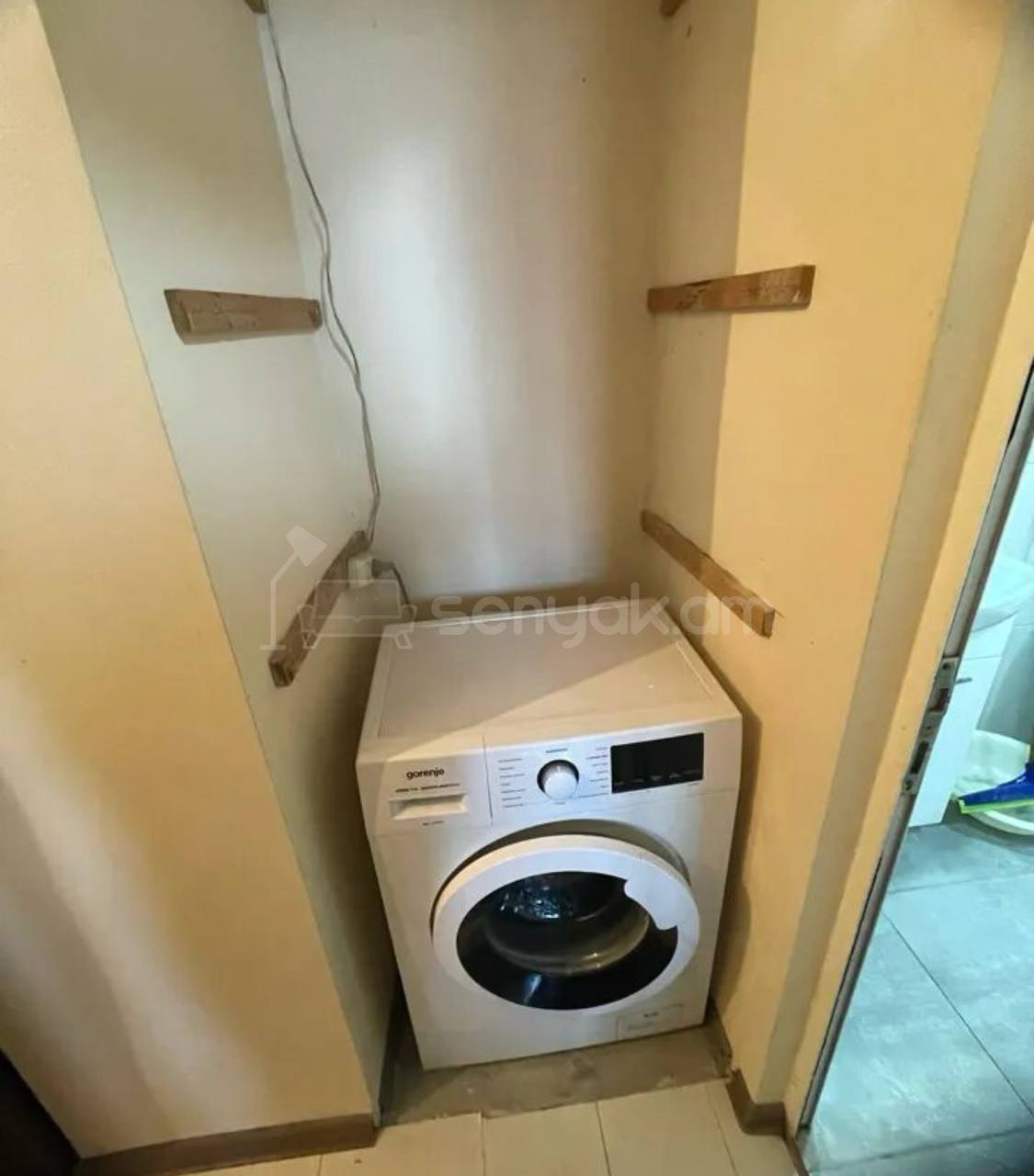 2 Սենյականոց Բնակարան Քարե Շենքում, 44քմ, 5/5 հարկ, Նորմալ Վիճակում, Կահավորված