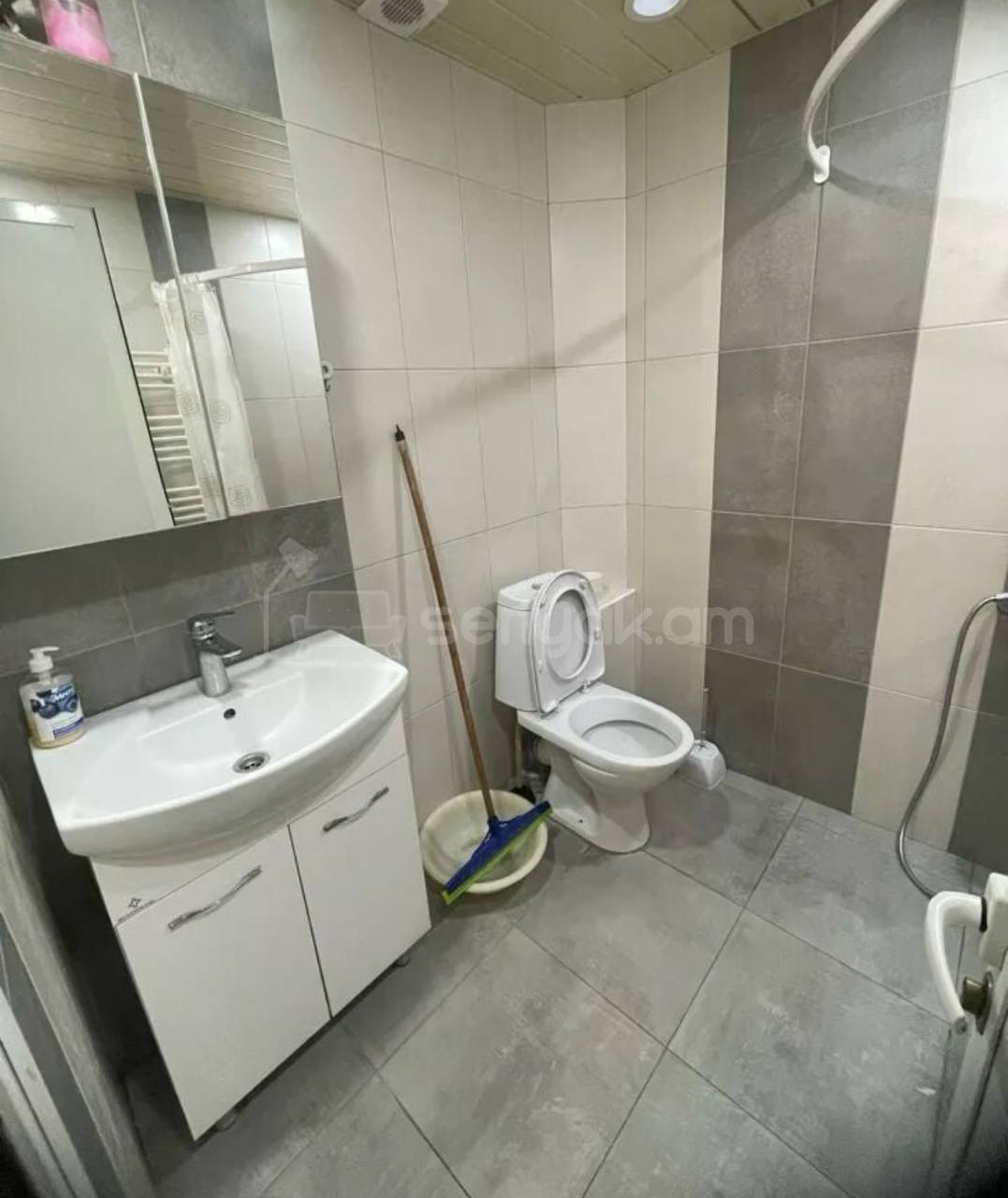 2 Սենյականոց Բնակարան Քարե Շենքում, 44քմ, 5/5 հարկ, Նորմալ Վիճակում, Կահավորված