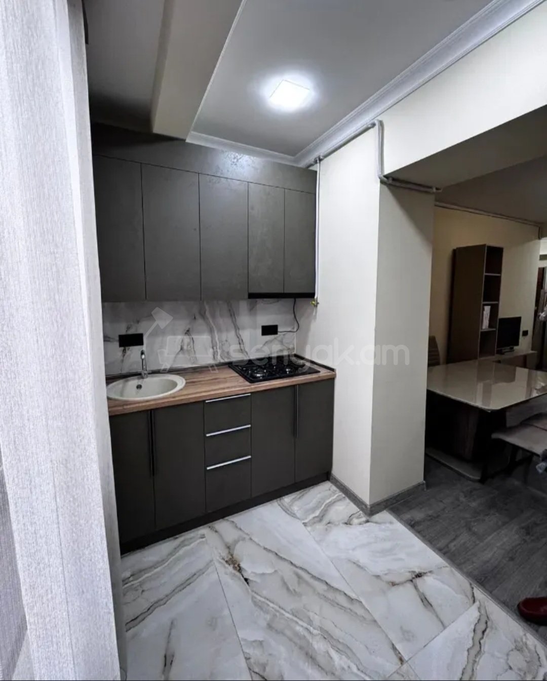 2 Սենյականոց Բնակարան Քարե Շենքում, 42քմ, 4/5 հարկ, Կապիտալ Վերանորոգված, Կահավորված, Արևկող