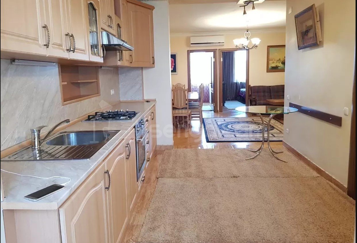 3 Սենյականոց Բնակարան Քարե Շենքում, 90քմ, 3/6 հարկ, Կապիտալ Վերանորոգված, Կահավորված