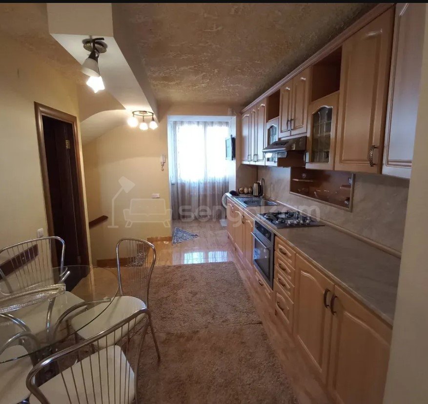 3 Սենյականոց Բնակարան Քարե Շենքում, 90քմ, 3/6 հարկ, Կապիտալ Վերանորոգված, Կահավորված