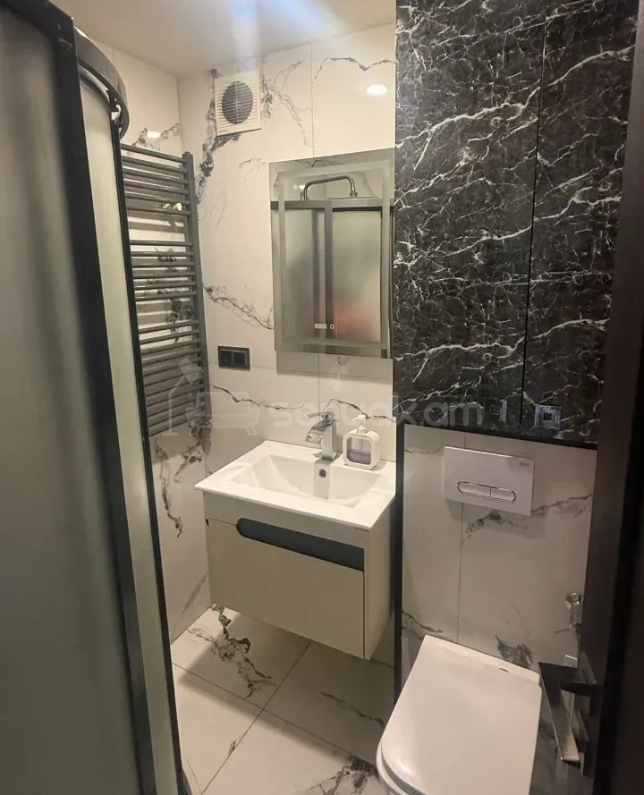 3 Սենյականոց Բնակարան Քարե Շենքում, 74քմ, 5/5 հարկ, Կապիտալ Վերանորոգված