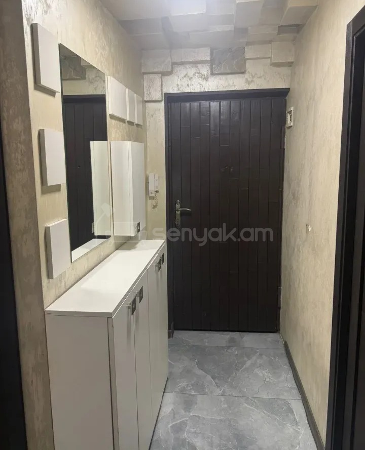 3 Սենյականոց Բնակարան Քարե Շենքում, 74քմ, 5/5 հարկ, Կապիտալ Վերանորոգված