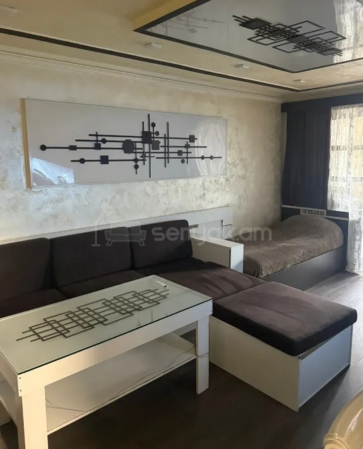 3 Սենյականոց Բնակարան Քարե Շենքում, 74քմ, 5/5 հարկ, Կապիտալ Վերանորոգված