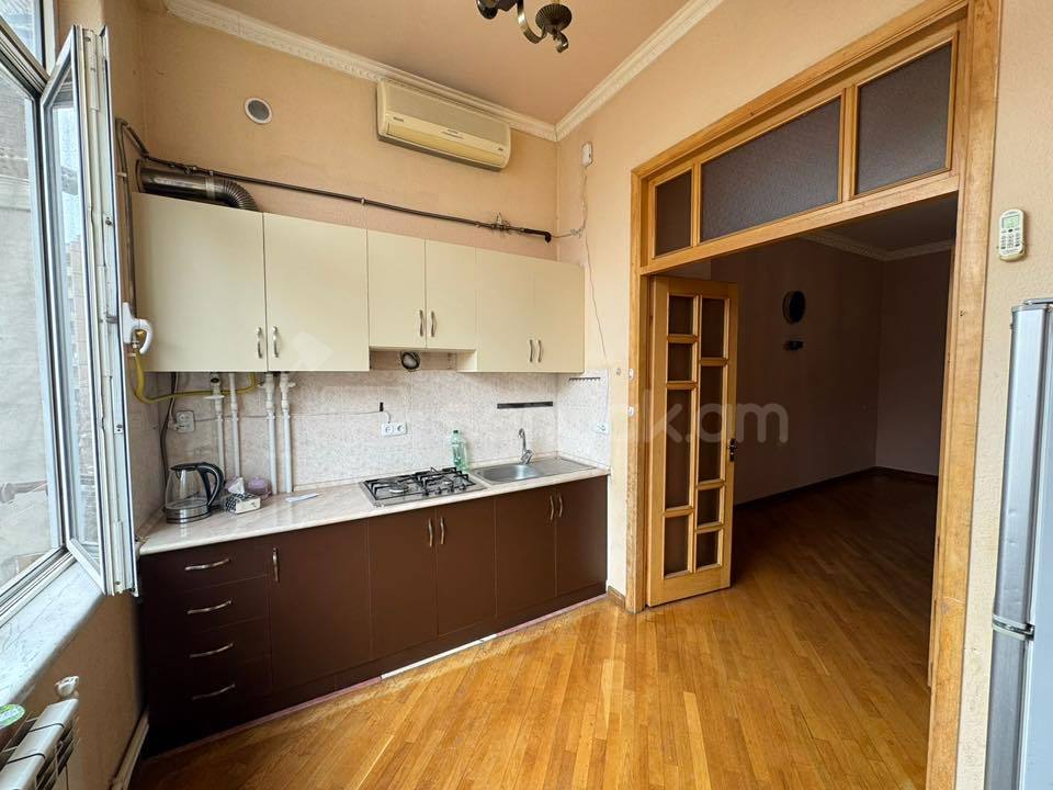 3 Սենյականոց Բնակարան Քարե Շենքում, 78քմ, 4/5 հարկ, Նորմալ Վիճակում