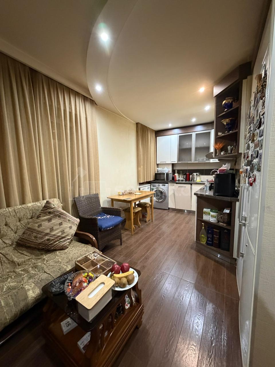 3 Սենյականոց Բնակարան Քարե Շենքում, 100քմ, 4/6 հարկ, Նորմալ Վիճակում