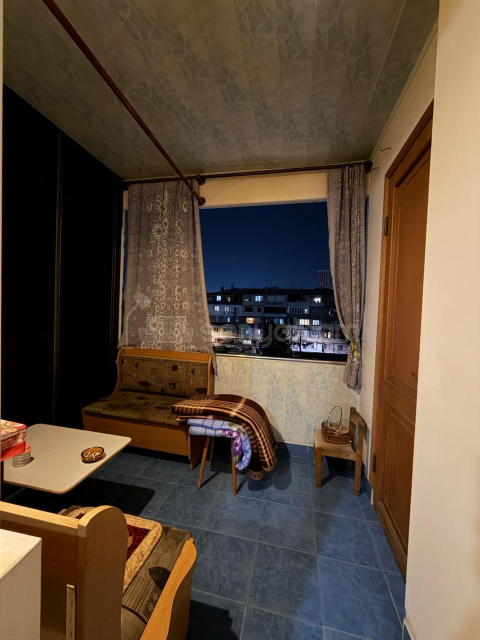 3 Սենյականոց Բնակարան Քարե Շենքում, 100քմ, 4/6 հարկ, Նորմալ Վիճակում