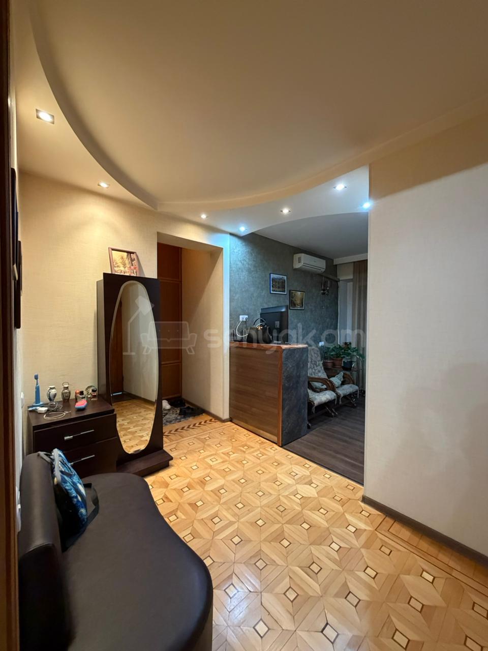 3 Սենյականոց Բնակարան Քարե Շենքում, 100քմ, 4/6 հարկ, Նորմալ Վիճակում