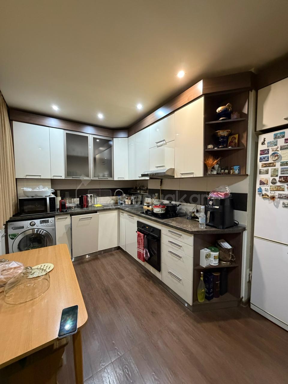 3 Սենյականոց Բնակարան Քարե Շենքում, 100քմ, 4/6 հարկ, Նորմալ Վիճակում