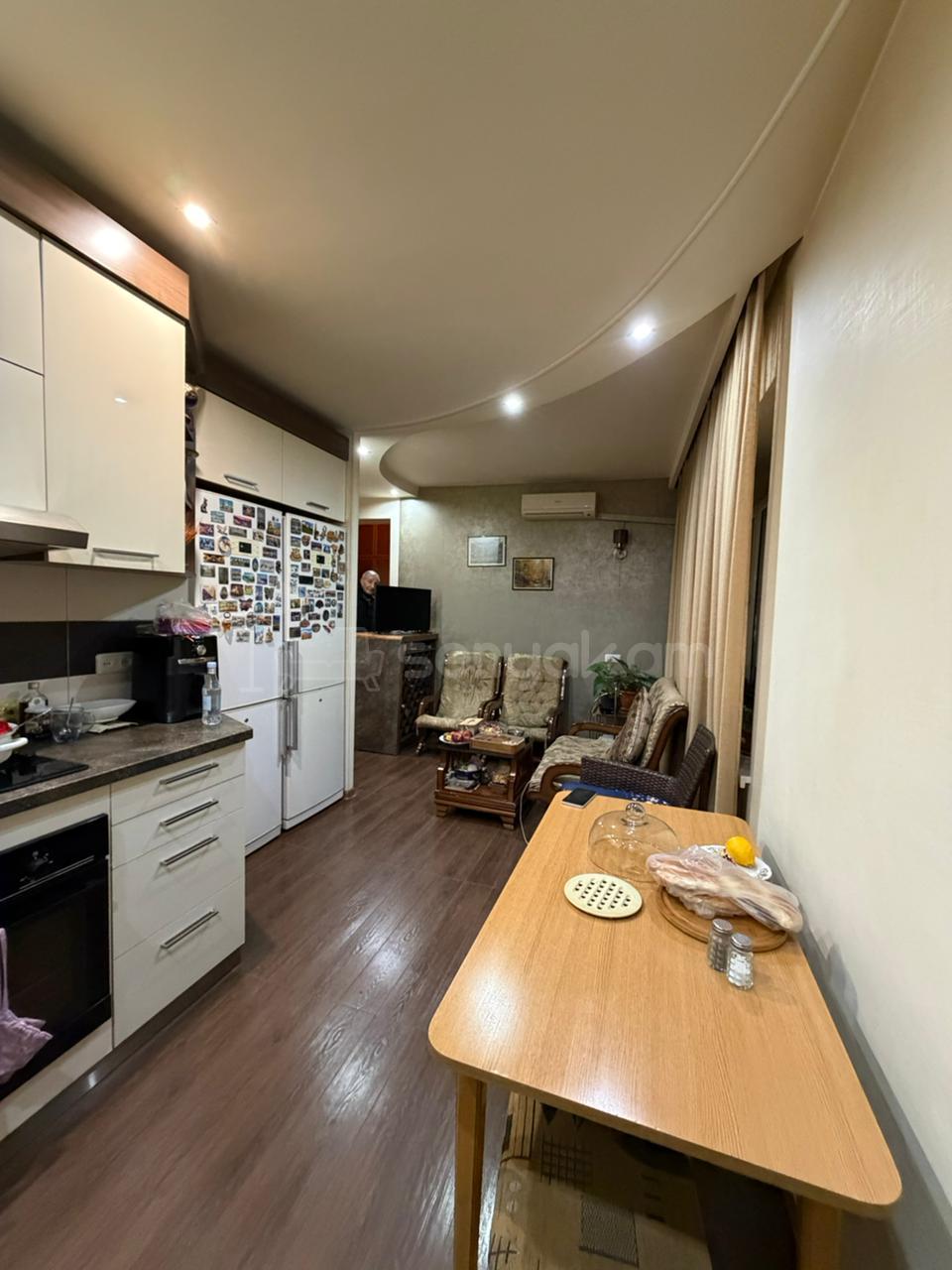 3 Սենյականոց Բնակարան Քարե Շենքում, 100քմ, 4/6 հարկ, Նորմալ Վիճակում