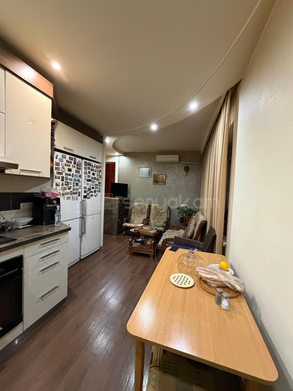 3 Սենյականոց Բնակարան Քարե Շենքում, 100քմ, 4/6 հարկ, Նորմալ Վիճակում