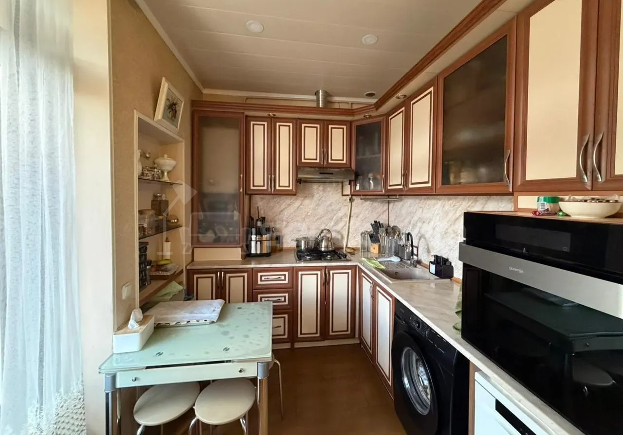 3 Սենյականոց Բնակարան Քարե Շենքում, 59քմ, 4/5 հարկ, Կապիտալ Վերանորոգված