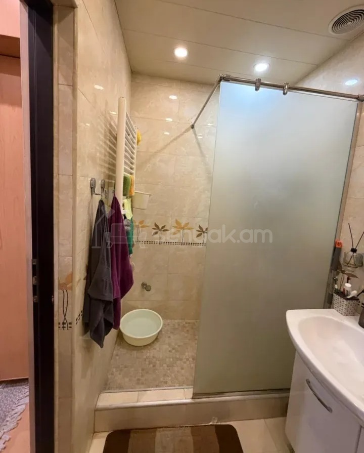 3 Սենյականոց Բնակարան Քարե Շենքում, 59քմ, 4/5 հարկ, Կապիտալ Վերանորոգված