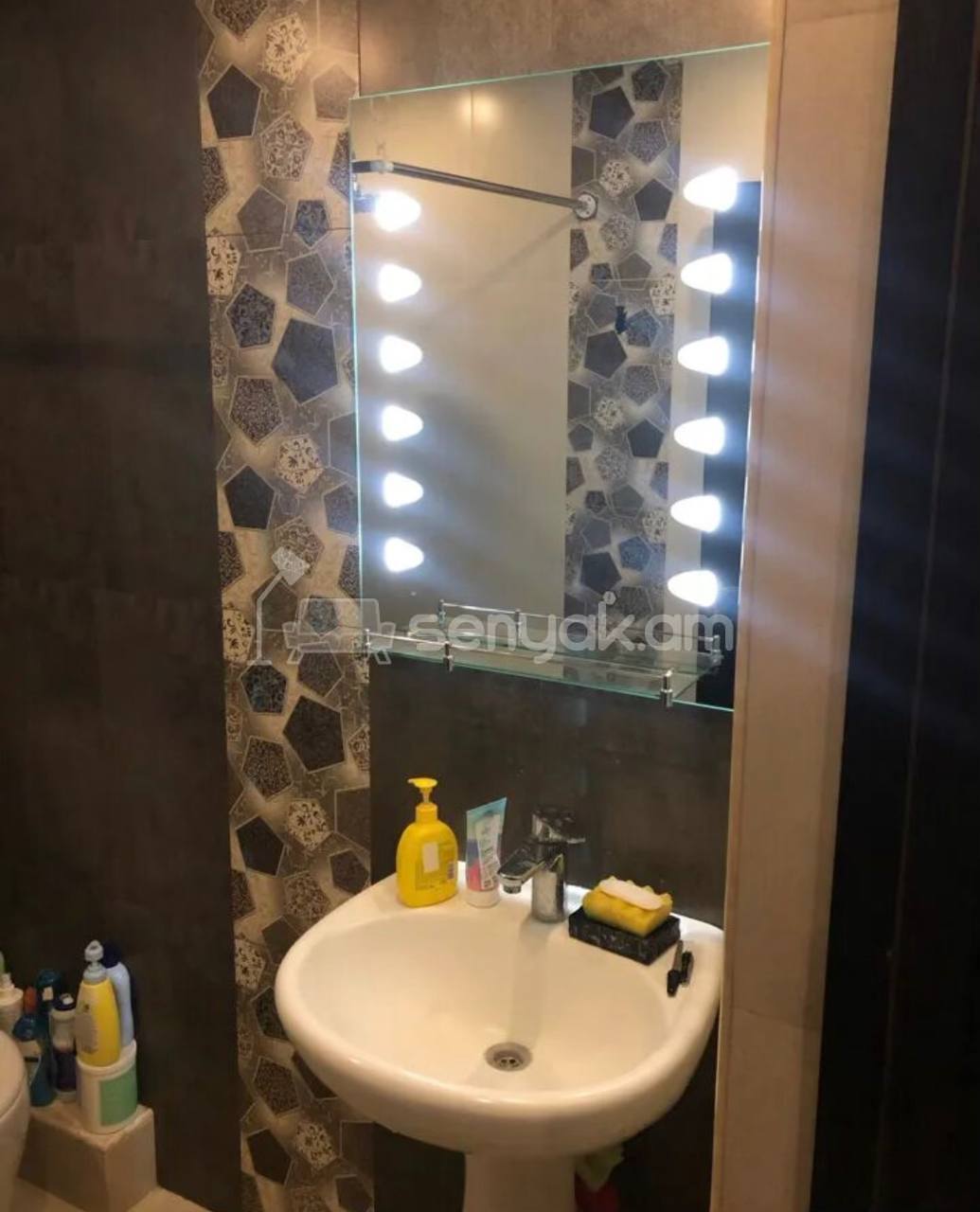 3 Սենյականոց Բնակարան Քարե Շենքում, 70քմ, 4/4 հարկ, Դիզայներական Վերանորոգված