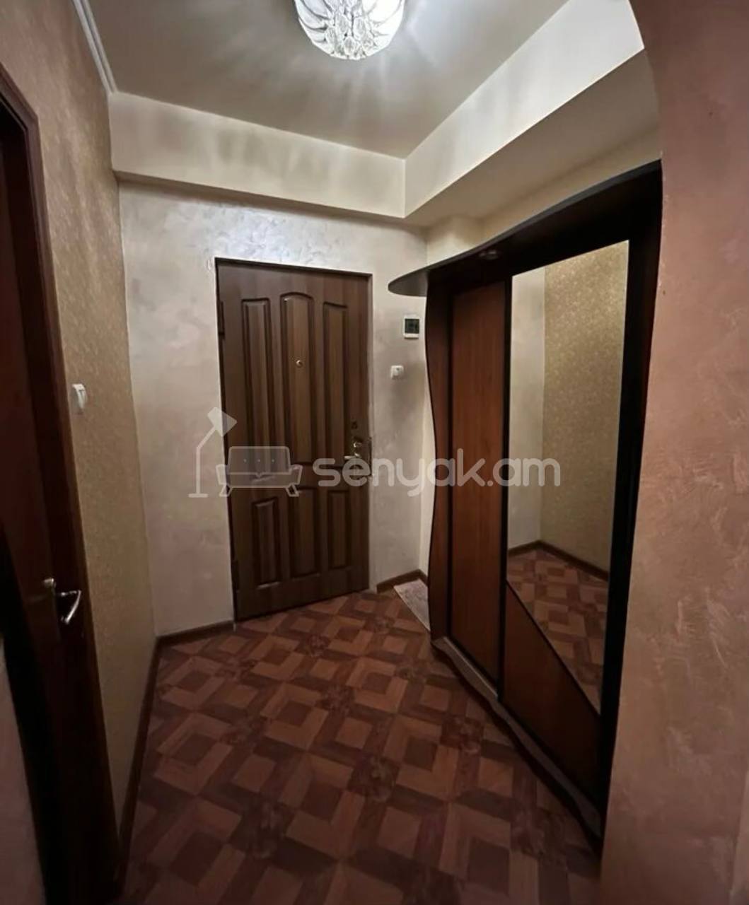 4 Սենյականոց Բնակարան Քարե Շենքում, 100քմ, 4/5 հարկ, Կապիտալ Վերանորոգված