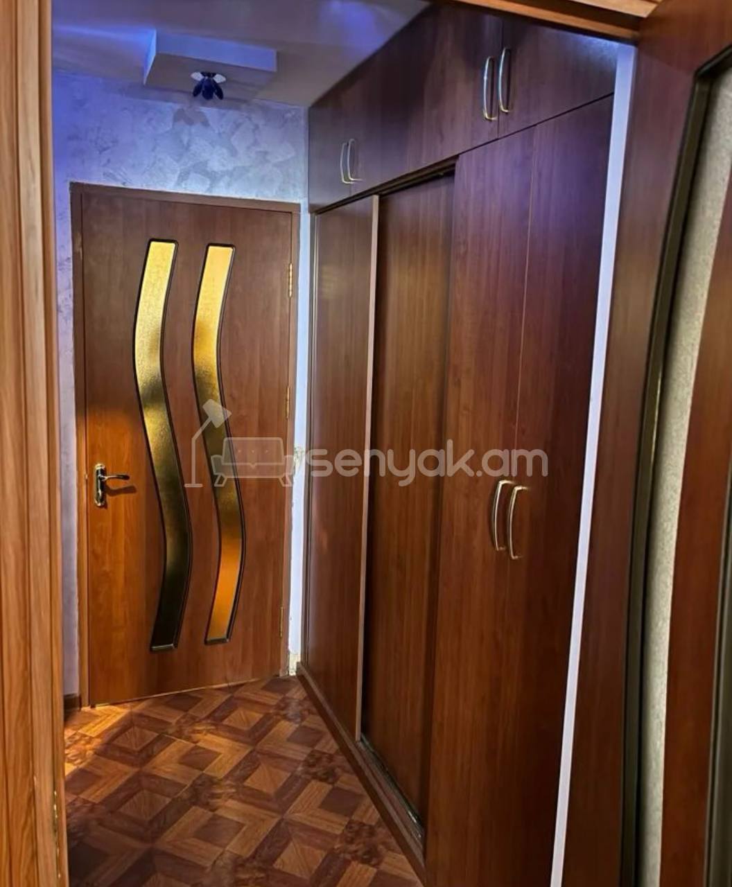 4 Սենյականոց Բնակարան Քարե Շենքում, 100քմ, 4/5 հարկ, Կապիտալ Վերանորոգված