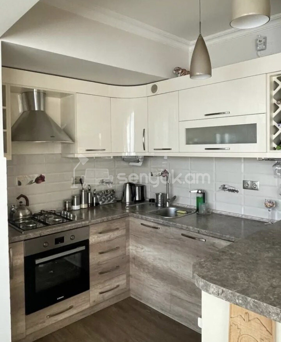 3 Սենյականոց Բնակարան Քարե Շենքում, 92քմ, 5/9 հարկ, Դիզայներական Վերանորոգված