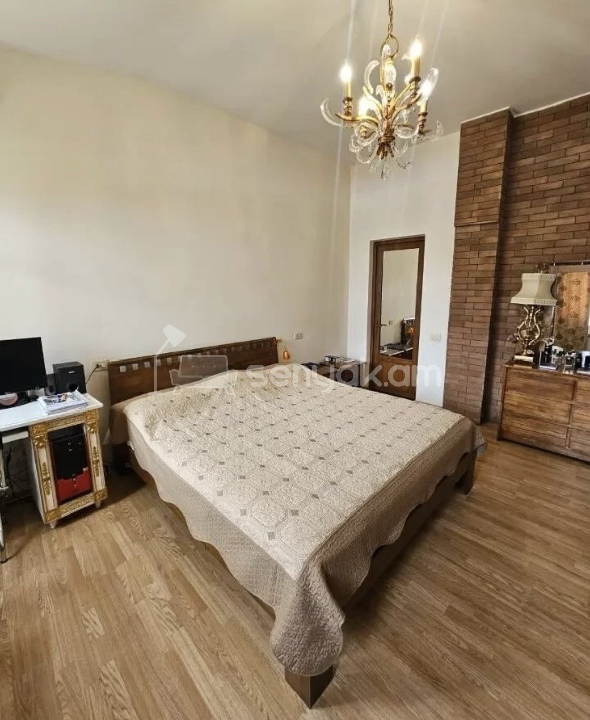 4 Սենյականոց Բնակարան Քարե Շենքում, 109քմ, 4/4 հարկ, Կապիտալ Վերանորոգված