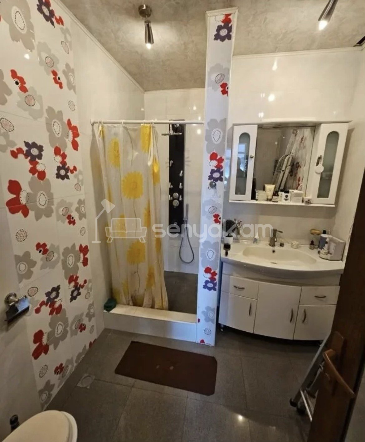 4 Սենյականոց Բնակարան Քարե Շենքում, 109քմ, 4/4 հարկ, Կապիտալ Վերանորոգված