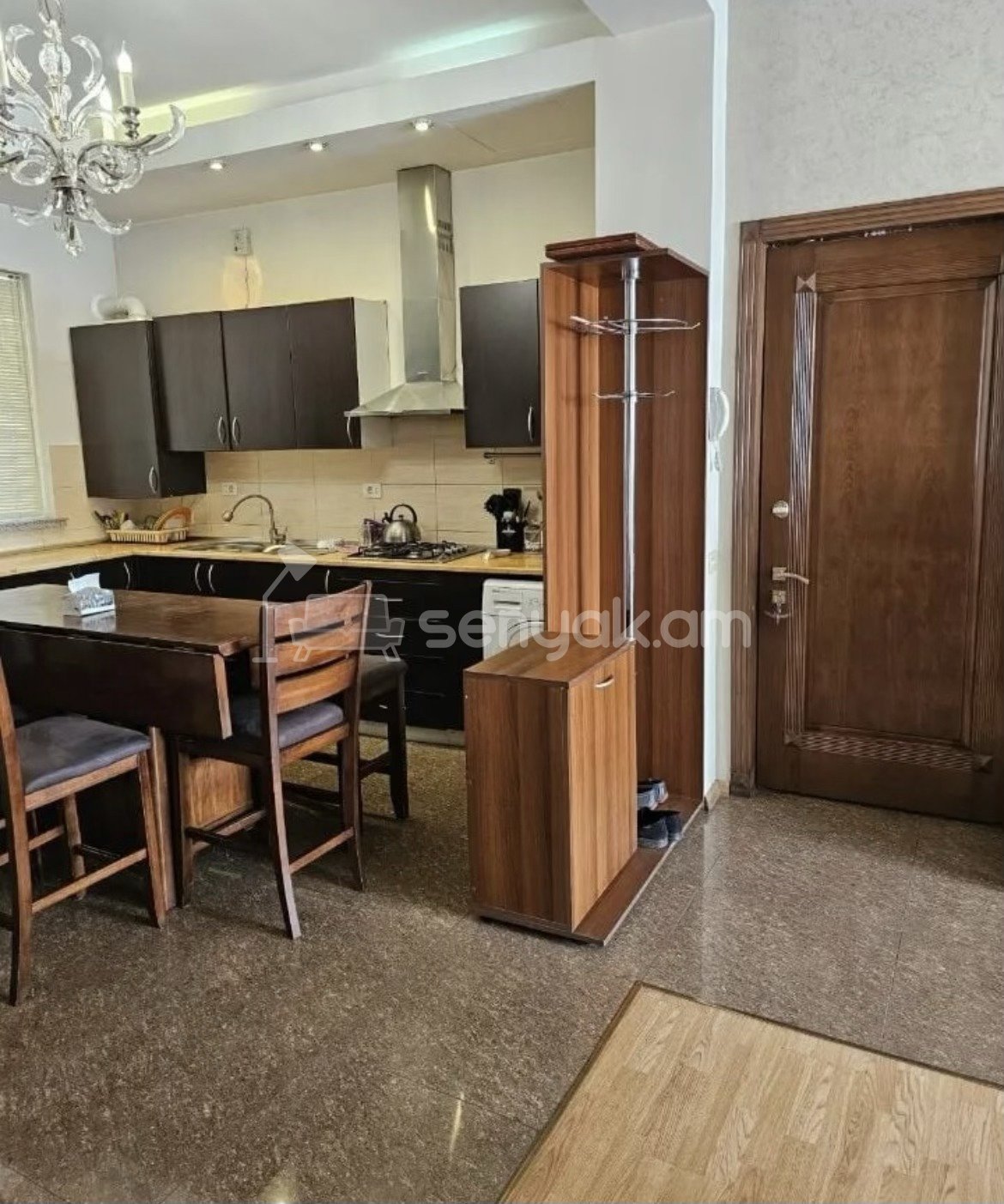 4 Սենյականոց Բնակարան Քարե Շենքում, 109քմ, 4/4 հարկ, Կապիտալ Վերանորոգված