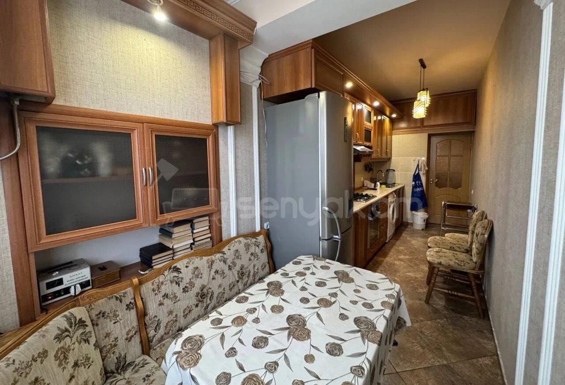 3 Սենյականոց Բնակարան Քարե Շենքում, 78քմ, 5/5 հարկ, Դիզայներական Վերանորոգված, Կահավորված