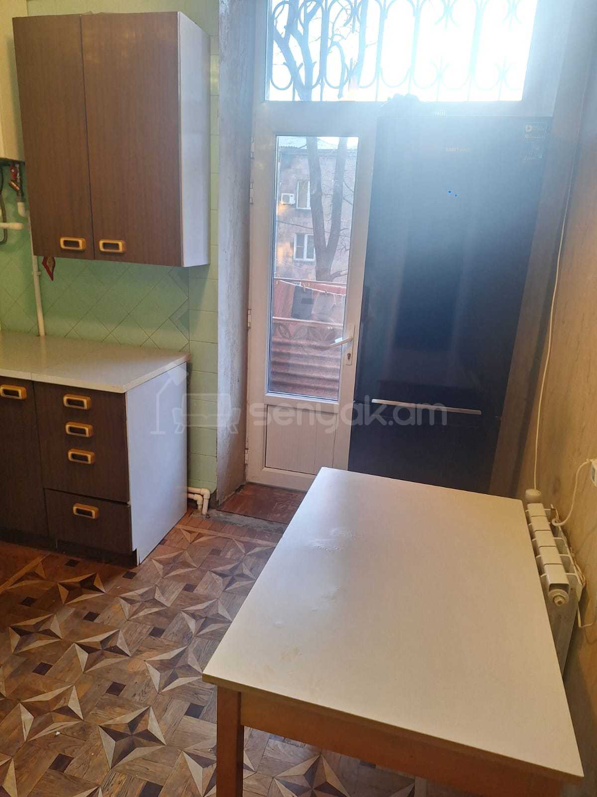 2 Սենյականոց Բնակարան Քարե Շենքում, 64քմ, 2/5 հարկ, Նորմալ Վիճակում, Կահավորված, Արևկող